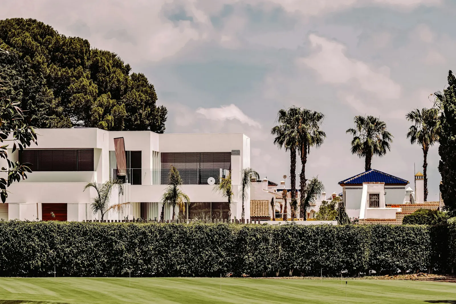 Villa reformada en Marbella con jardín y palmeras