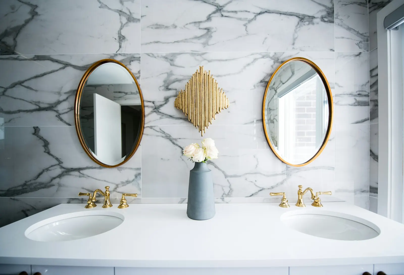 Baño reformado con doble lavabo en Marbella